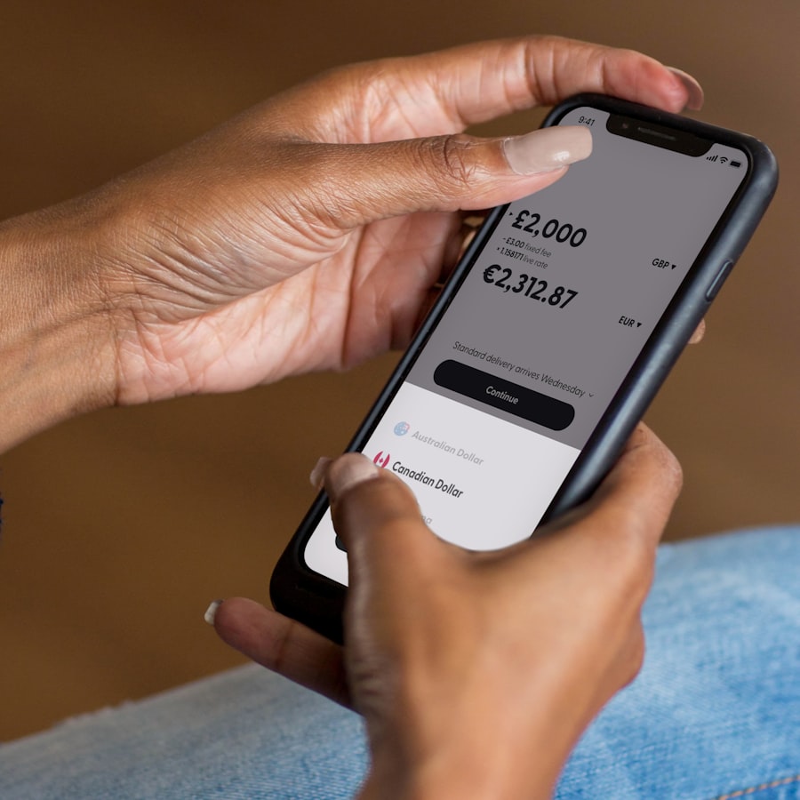 Cliente usando o aplicativo da Conta Digital InoveConta no celular