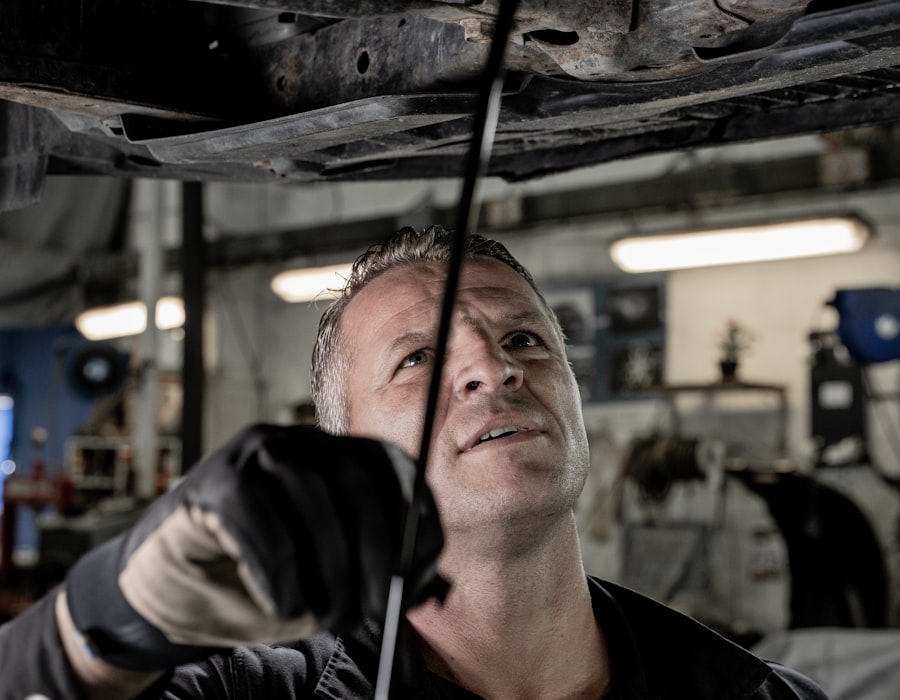 Mecânico em oficina automotiva que utiliza o split de recebíveis InoveConta